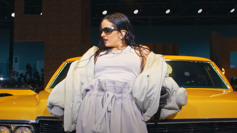 El cante flamenco de Rosalía en el Louvre de París, con Louis Vuitton